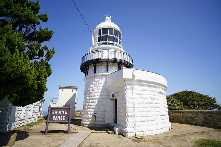 半円形の建物がくっついている美保関灯台。