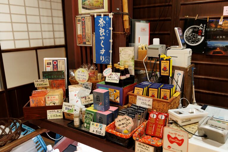 地元の製薬会社が作ったのど飴やハーブ茶、入浴剤などを販売している。