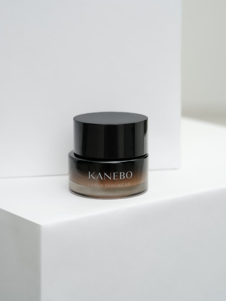 カネボウ ライブリースキン ウェアⅡ SPF4・PA＋ 全10色 30g 12,100円（8/22発売）