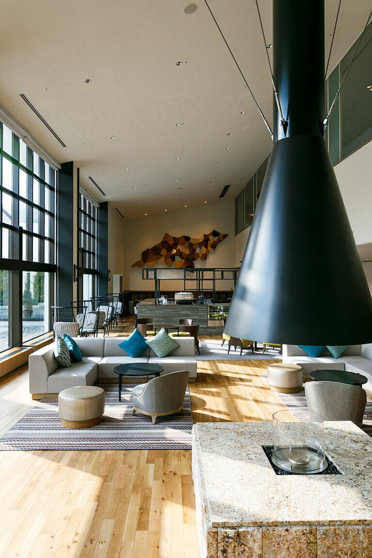 自然の光に包まれて心地よい「Eden」カフェ＆バー。