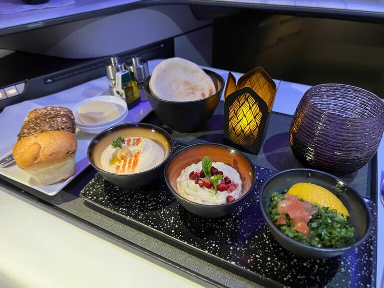 前菜の特製アラビア風メッツェ。右からパセリを使ったサラダのタブーレ、ナスのペーストのモウタバル、ヒヨコ豆のホンモス。アラビアピタパンとともに。