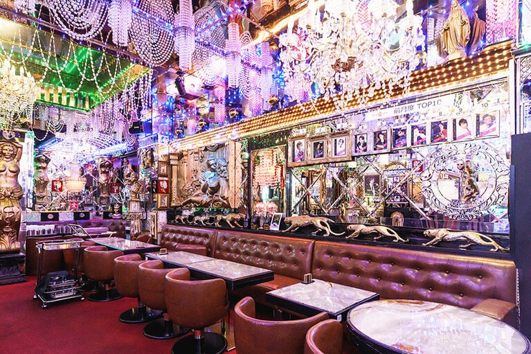 煌びやかでありながらどこかノスタルジーを感じさせるのも愛本店の特徴かもしれない。