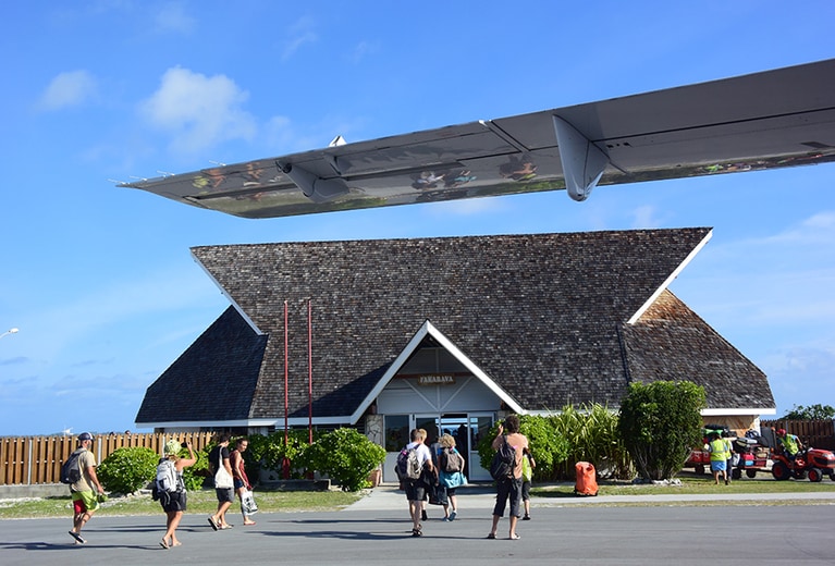 タヒチ島からダイレクトフライトで約1時間。ファカラバの小さな空港に到着。