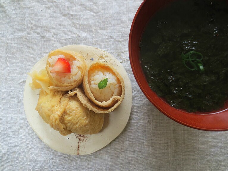 「いなり、汁椀」。海苔のシンプルな椀の風味が、いなりのおいしさを引き立てて。