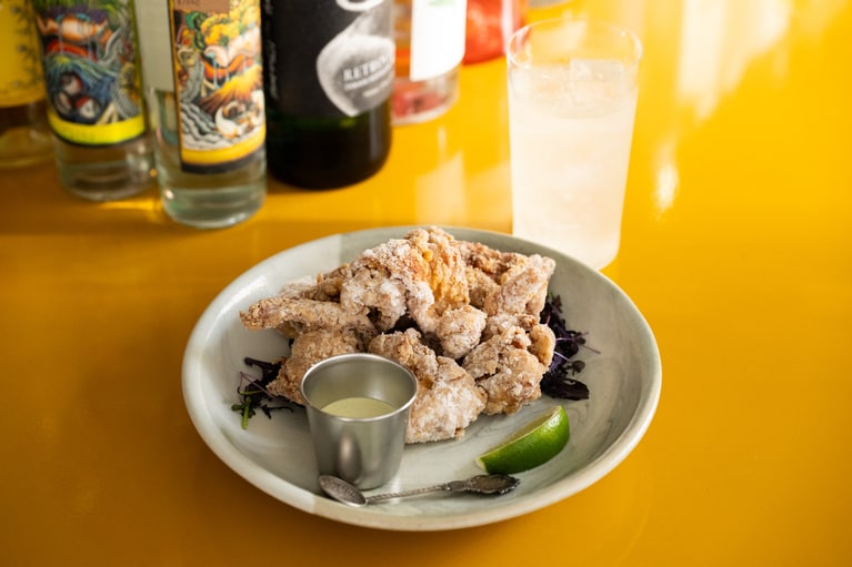 肉食系酒好きライターとしては、オリジナルカクテルとフライドチキンの相性もチェック！