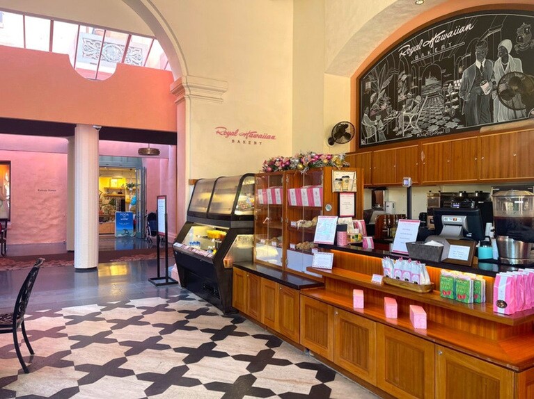 立ち寄りやすい開放的なベーカリー。お土産なども置かれています。