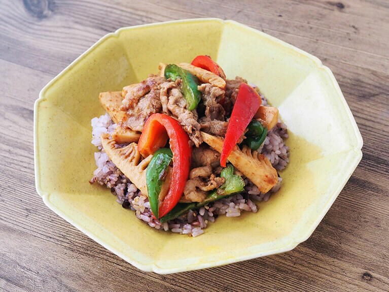 チンジャオロースのっけ丼。
