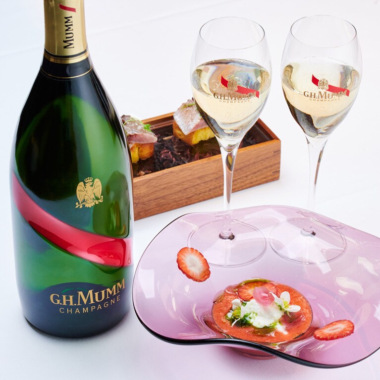 お楽しみのはじまりは、トマトと苺の甘さが絡み合うスープから。