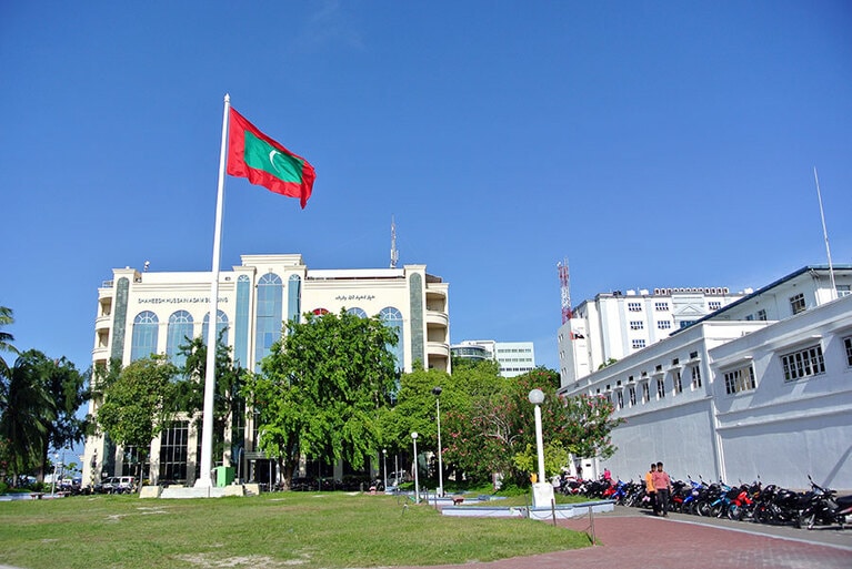 巨大な国旗がはためく共和国広場。市民の憩いの場です。