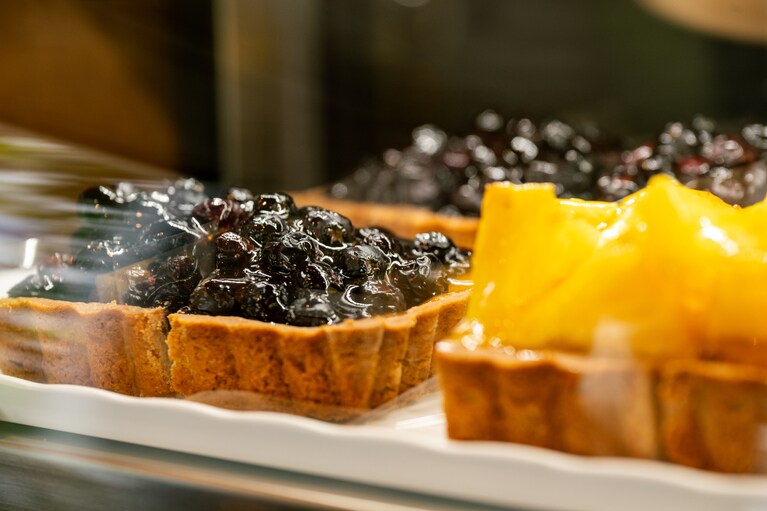 左：「ブルーベリーのジャムタルト」、右：「パインのジャムタルト」各テイクアウト 490円、イートイン 500円。