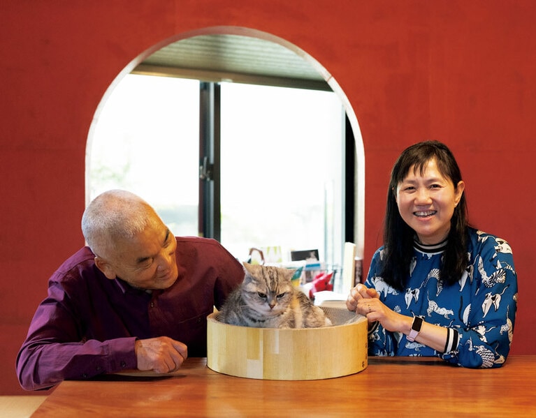 岩合光昭さん（左）、角田光代さん（右）と角田さんの愛猫・トトちゃん。