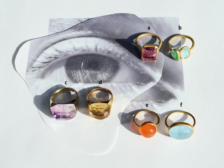 「リング」a・b ニュアンスのある色石をアートピースのようにまとって。a（YG×バイカラートルマリン）440,000円、b（YG×パライバトルマリン×パライバトルマリン）660,000円／トーカティブ（トーカティブ 表参道）　c・d デザイナーが自ら世界中を旅して集めた石を使用し、日本の工芸士が手仕事で仕上げている。c（SIL（K18YGプレーティング）×バイカラーアメシスト）258,500円、d（SIL（K18YGプレーティング）×シトリン）123,200円／ボロロ　e・f 石本来の美しさを生かしたシンプルモダンなデザイン。e（YG×オレンジカーネリアン）220,000円、f（YG×アクアマリン）305,800円／マリハ
