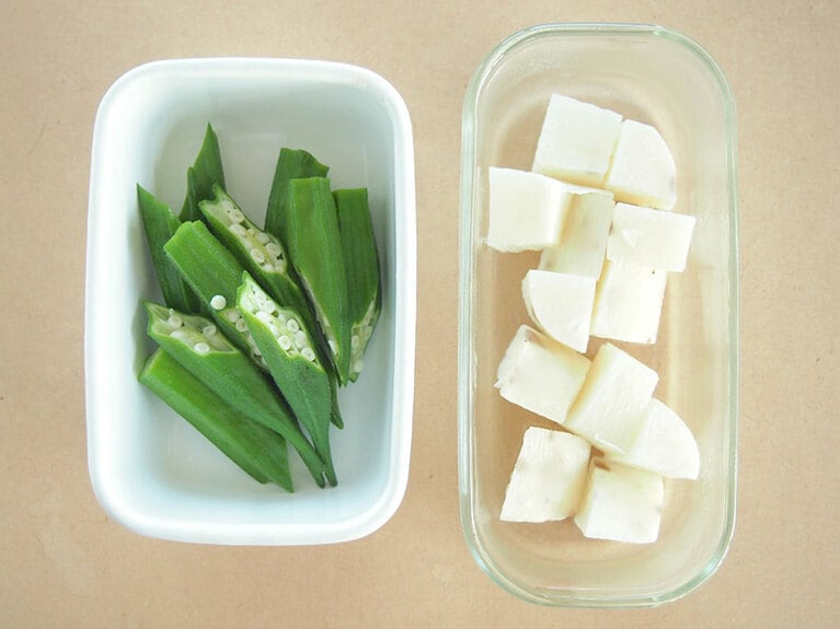 (3) 茹で上がったオクラは流水でよく冷やし、半分に切ります。