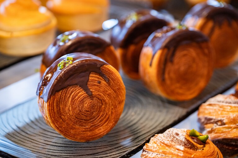 08:55 にぎり寿司からしぼりたてモンブランまで多彩に味わえる朝食ビュッフェ。「車輪のクロワッサン」などホテルメイドのパンも必食。