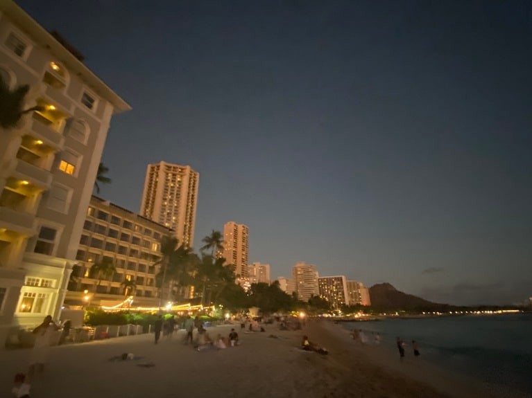 ワイキキの夜景とダイヤモンドヘッドのシルエット。
