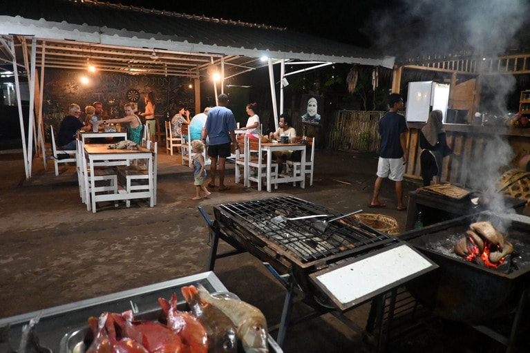 グリル料理が自慢の「ワルン・サニー」。ギリ・アイルにファミリー旅が多いのは、水が豊富ゆえに衛生的かつ、パーティーアイランドのような羽目をはずした大人を見かけないからでしょうか？