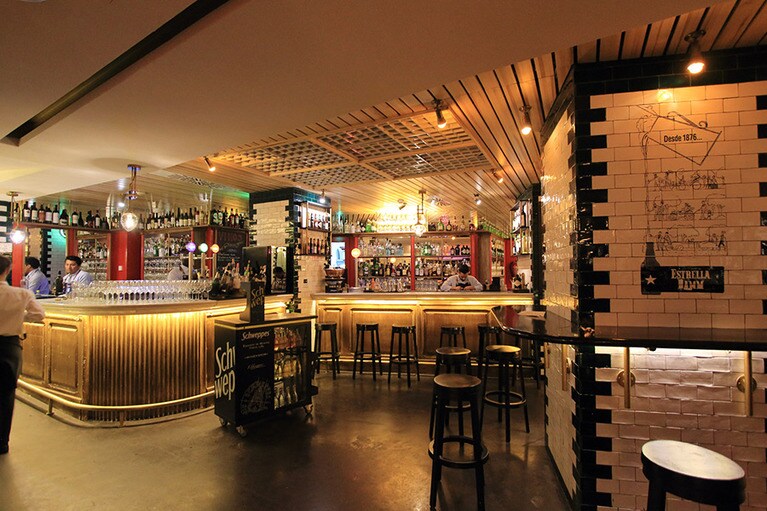 バーは夜遅くににぎわうので、夕方はこんな感じ。