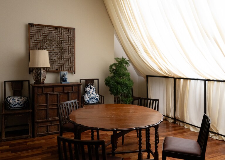 やわらかな光が注ぐ「清芳春ティーラウンジ」の個室。利用は大人5人～。