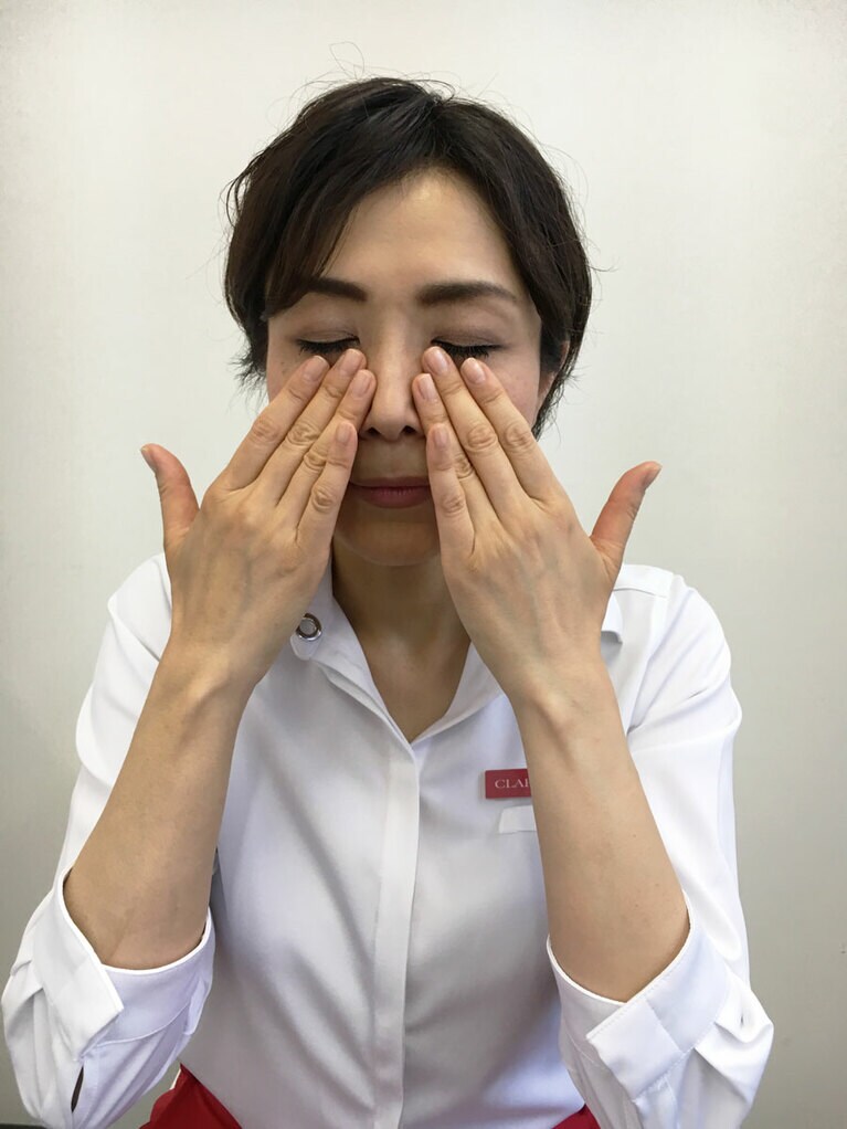 ①のスタート地点は鼻梁のすぐ横。そこから、次の面を②③…の順で、それぞれ3秒程度ずつ、軽く指を置いていきます。