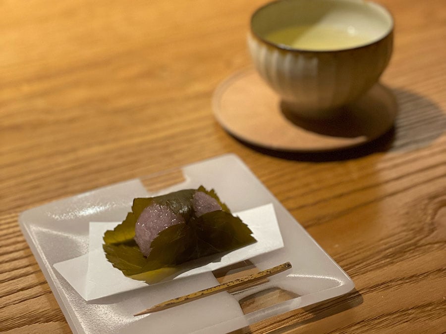 「お茶の間ラウンジ」では季節の和菓子を味わうことができます。3月は道明寺の桜餅。