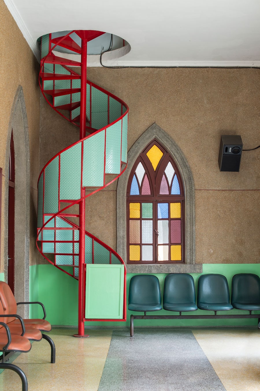 パステルカラーにときめく「羅東聖母升天堂」。ステンドグラスも螺旋階段もメルヘンの世界。