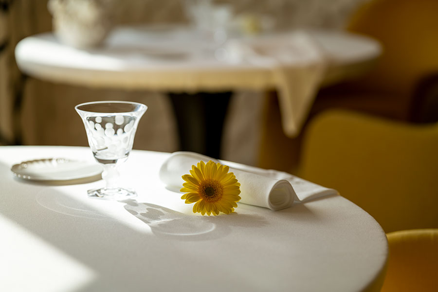 フランスのエレガンスの極みが展開される美しい食卓。