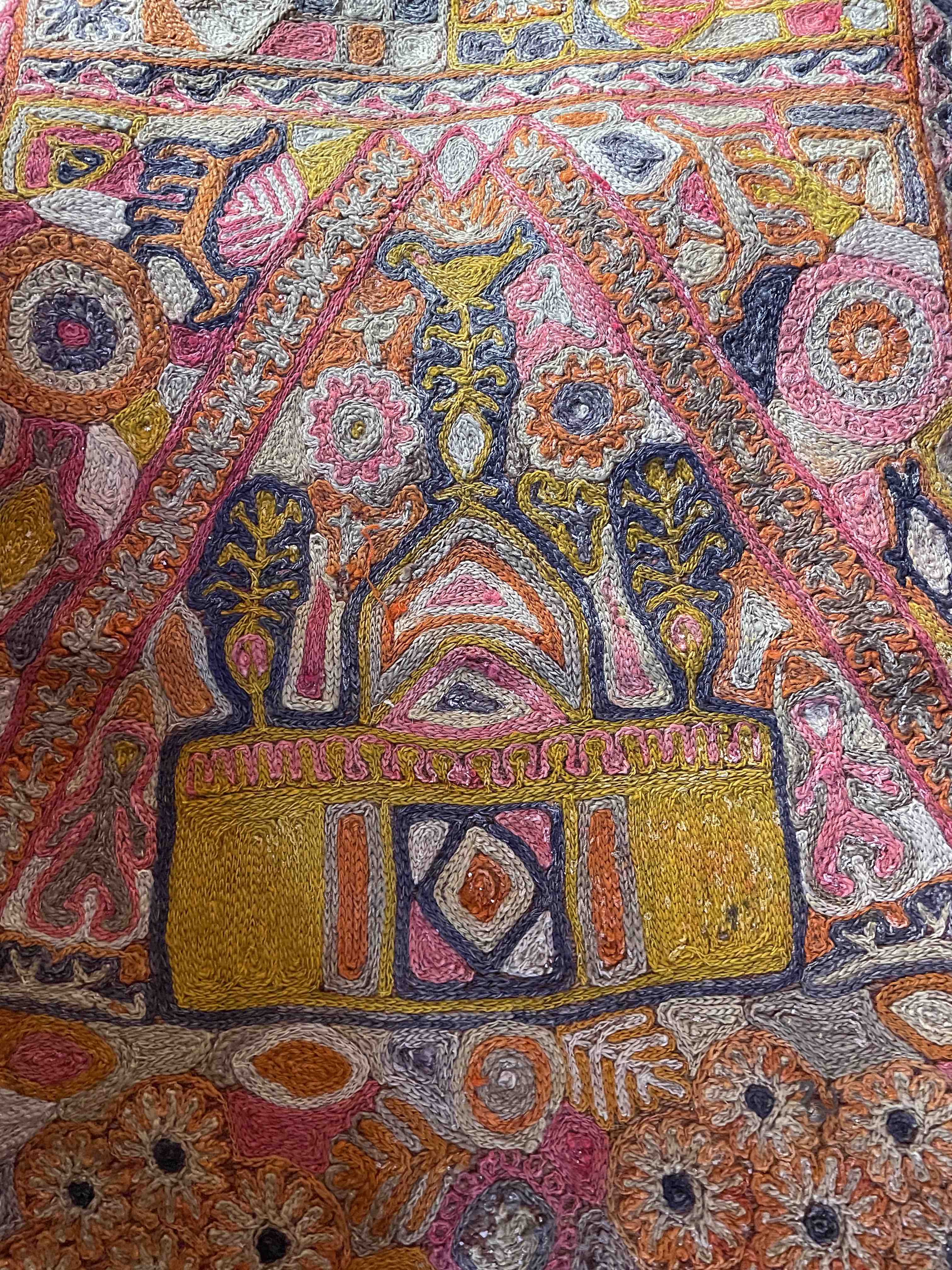 ユダヤ教の会堂らしき図案が描かれた謎の刺繍布