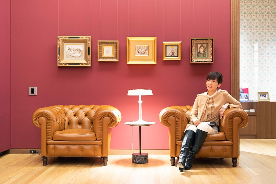 展示スペースの最後、赤の部屋には寛いでひと息つけるソファが用意されている。