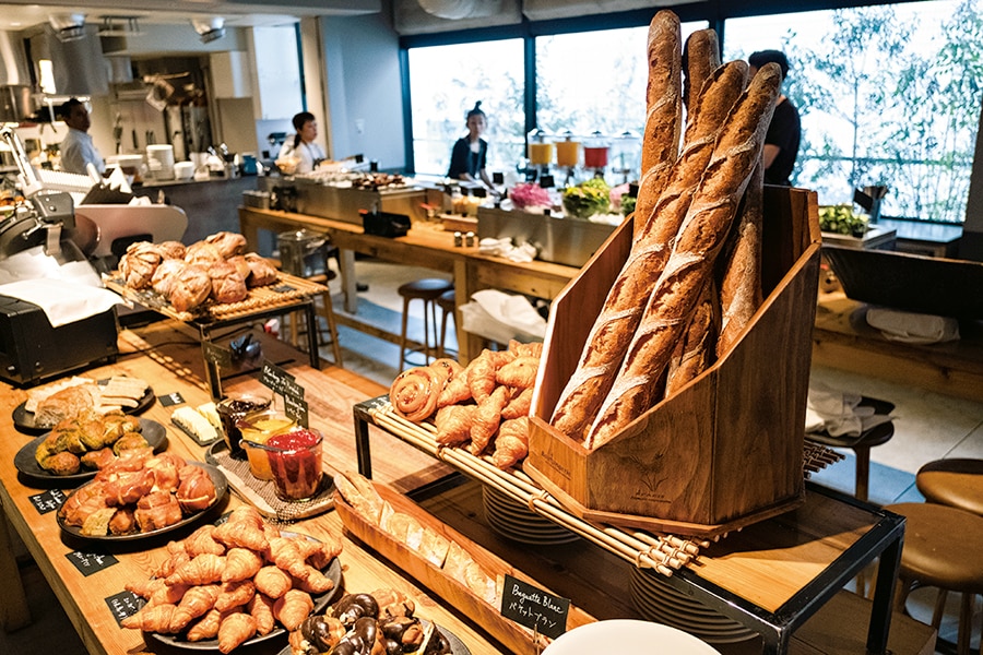 ホテル1階、同系列レストランの平日ランチブッフェ1,860円(税込)では約10種の焼きたてパンが登場。