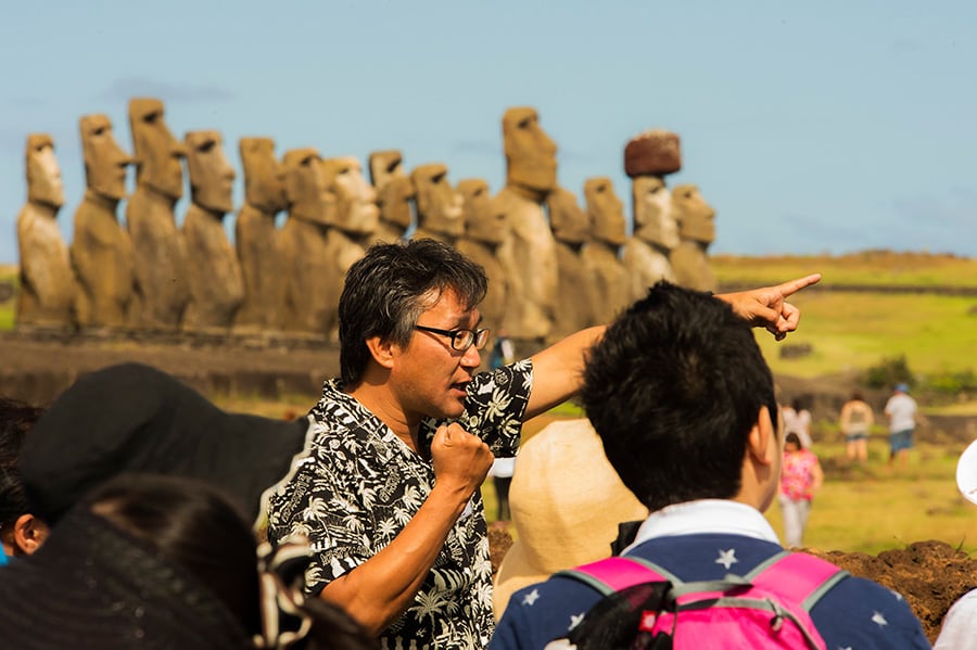 日本語ガイドが島の文化やモアイの秘密について解説。