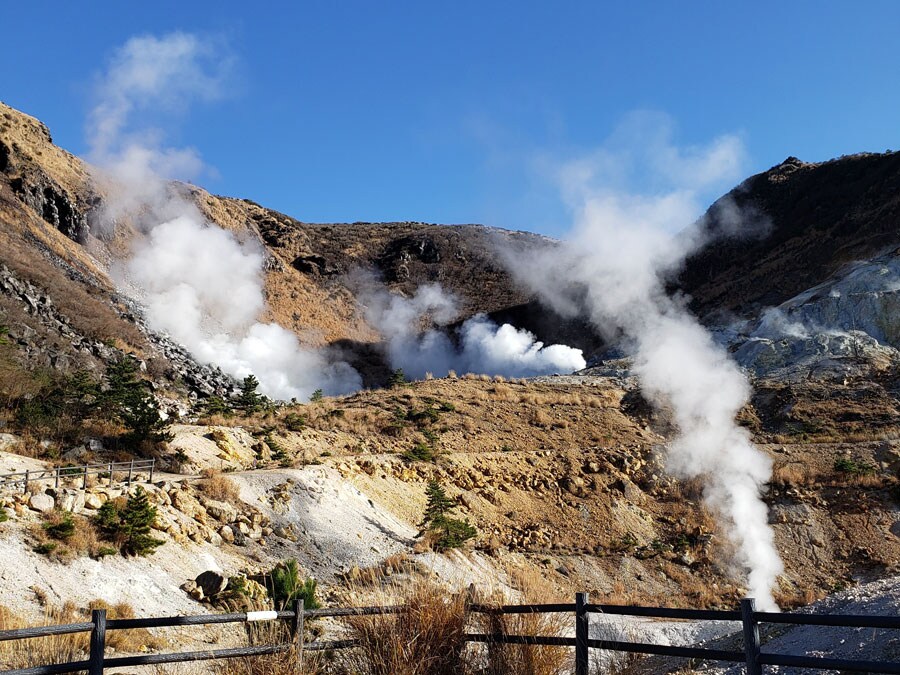 伽藍岳の中腹にある「塚原温泉 火口乃泉(かこうのいずみ)」。噴気が立ち上る火口を間近に見学できる。
