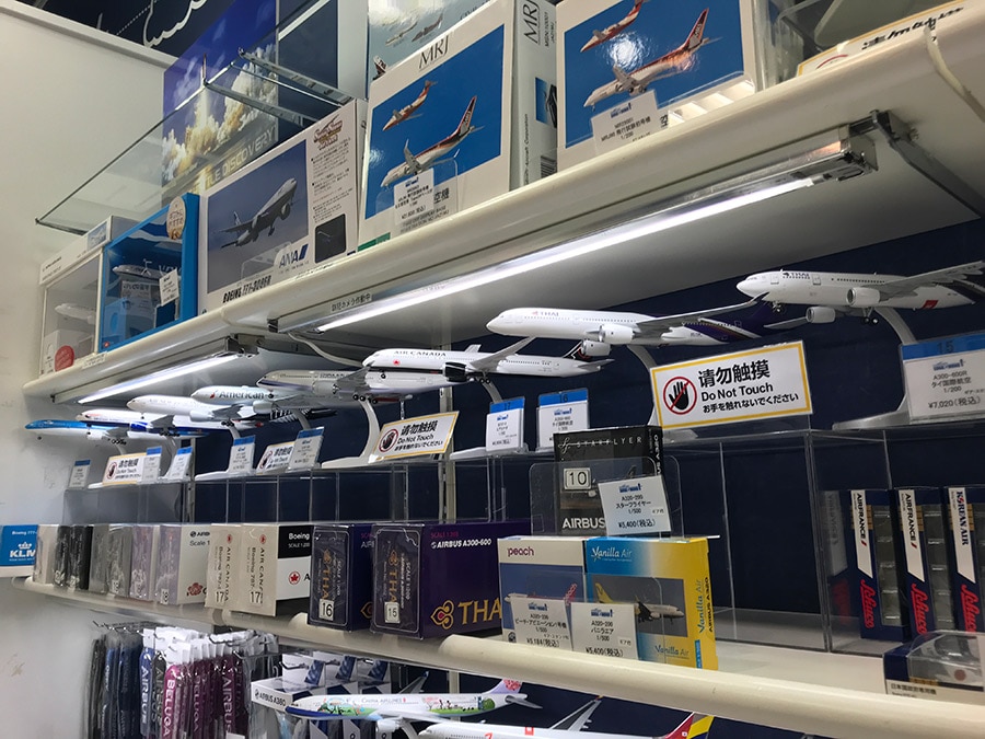 空港内のセントレアオフィシャルショップでは、オリジナルグッズや航空各社の機体模型などを購入することができる。