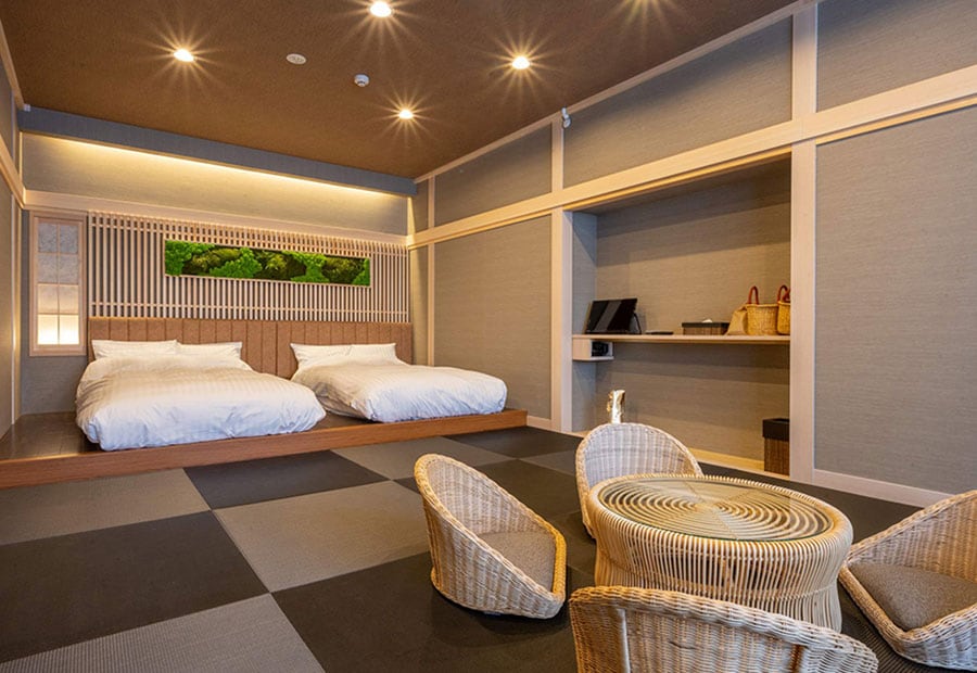 客室の一例。スーペリアルーム。ベッド4台と広々とした畳のスペースを確保した部屋もあり、ファミリーやグループでの宿泊に最適。