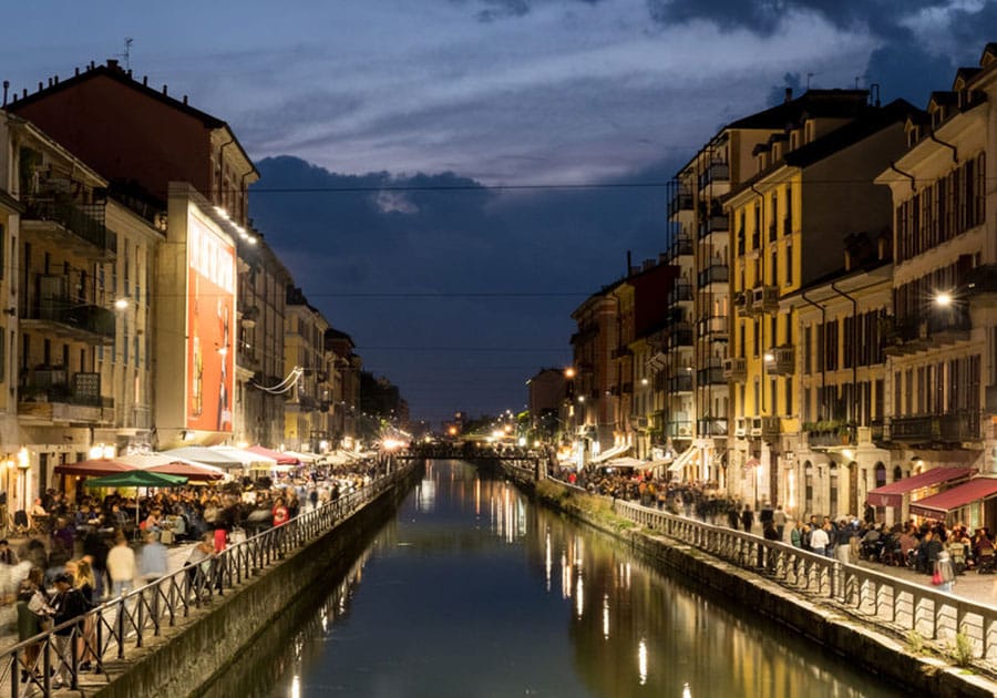 ミラノのナヴィリオ運河は通常は昼夜問わず賑わう。©moomusician, 123RF