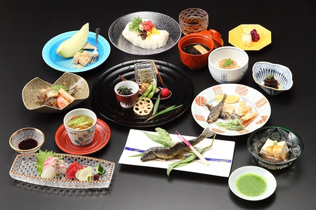 旬の素材を使った「右源太・左源太」の夕食「会席コース」。夏の味覚をふんだんに盛りこんだ、上品で丁寧な京料理が味わえる。