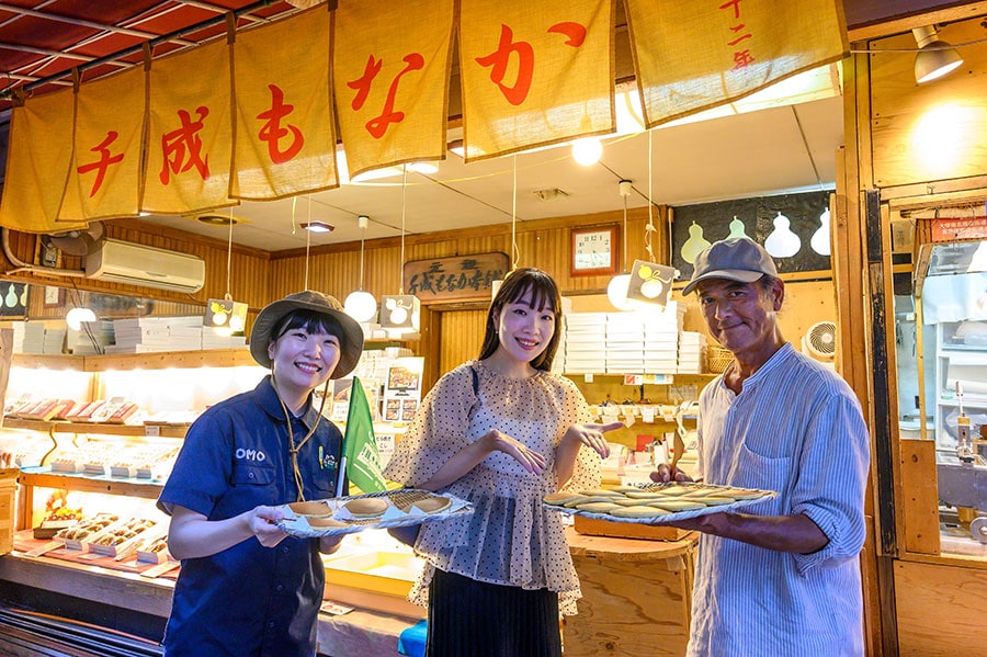 昭和12年創業の千成もなか本舗さんでは焼きたてのを「和風パンケーキ」をパクリ。驚きの美味しさと店主の優しさに頬が緩みっぱなし。