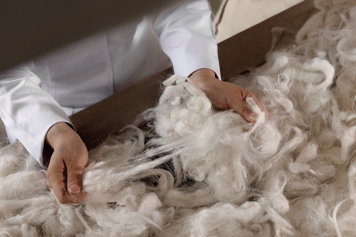 カシミヤの繊維は原毛の段階からチェックが入る。