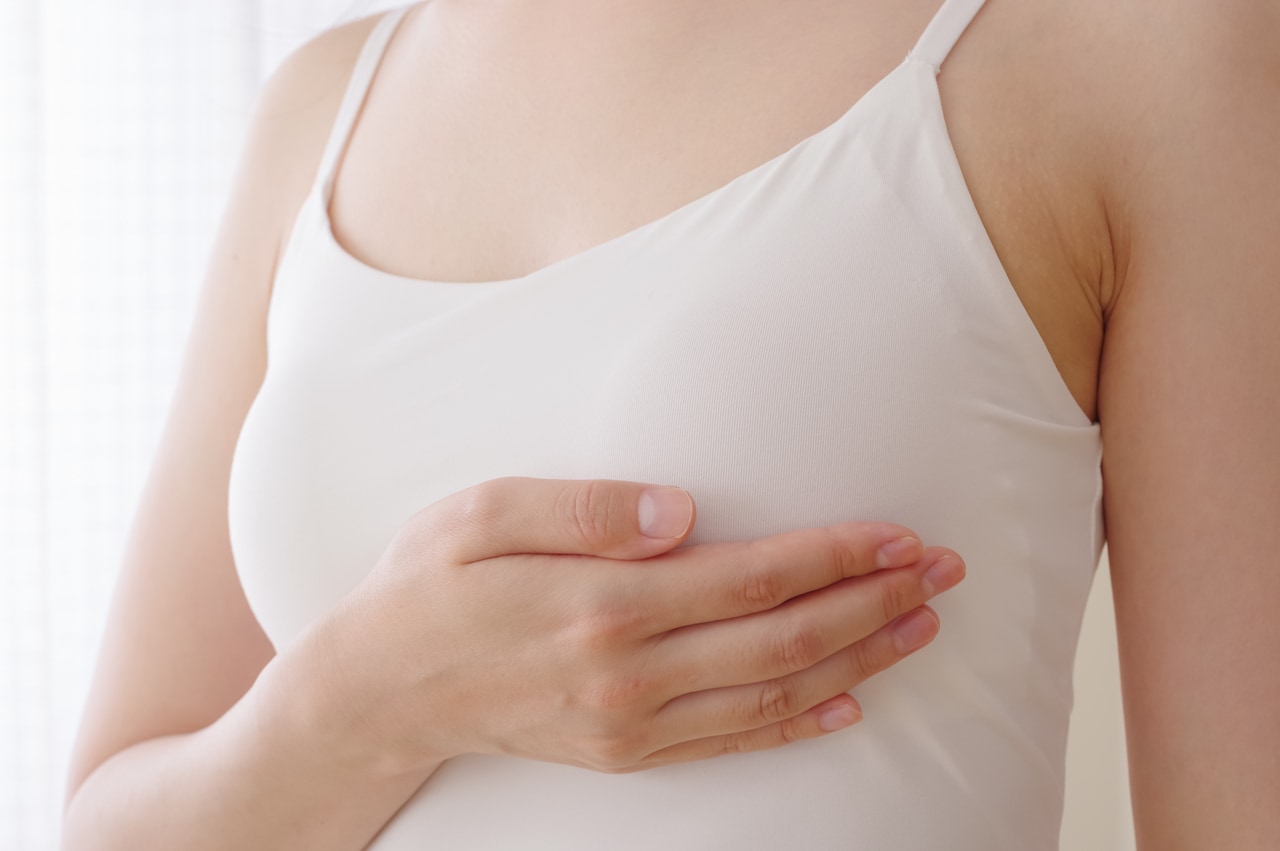 日本で毎年新たに乳がんの診断を受けるのは、約9~10万人。身近だからこそ、乳房全切除(乳房全摘)した場合のその後の選択肢も知っておきたい。©beauty_box/イメージマート