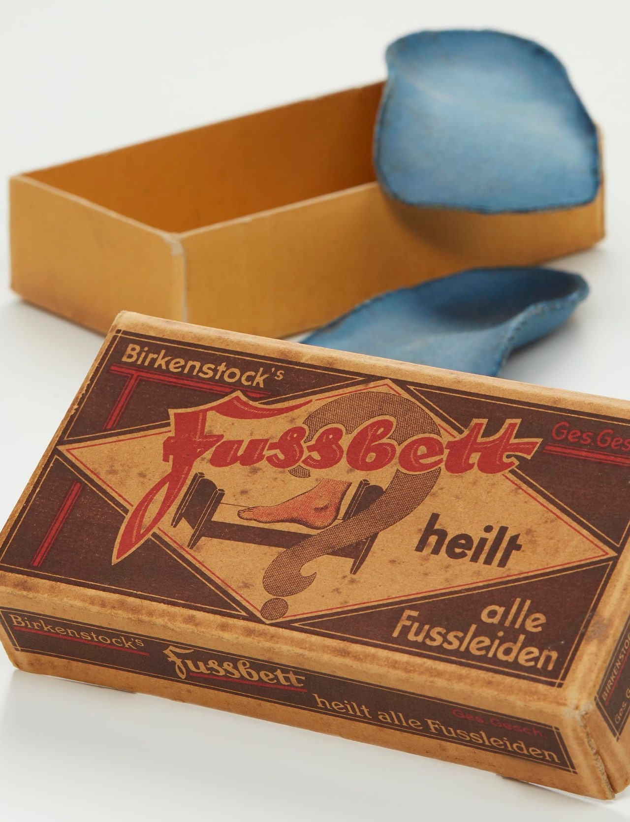 ブランドの基盤となる要素の一つである、コルクを混合した柔らかなインソール（1913年）