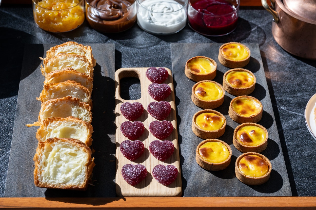 左から、ブリオッシュフィユテ、パート ド フリュイハートラズベリー、フランパリジャンタルト。