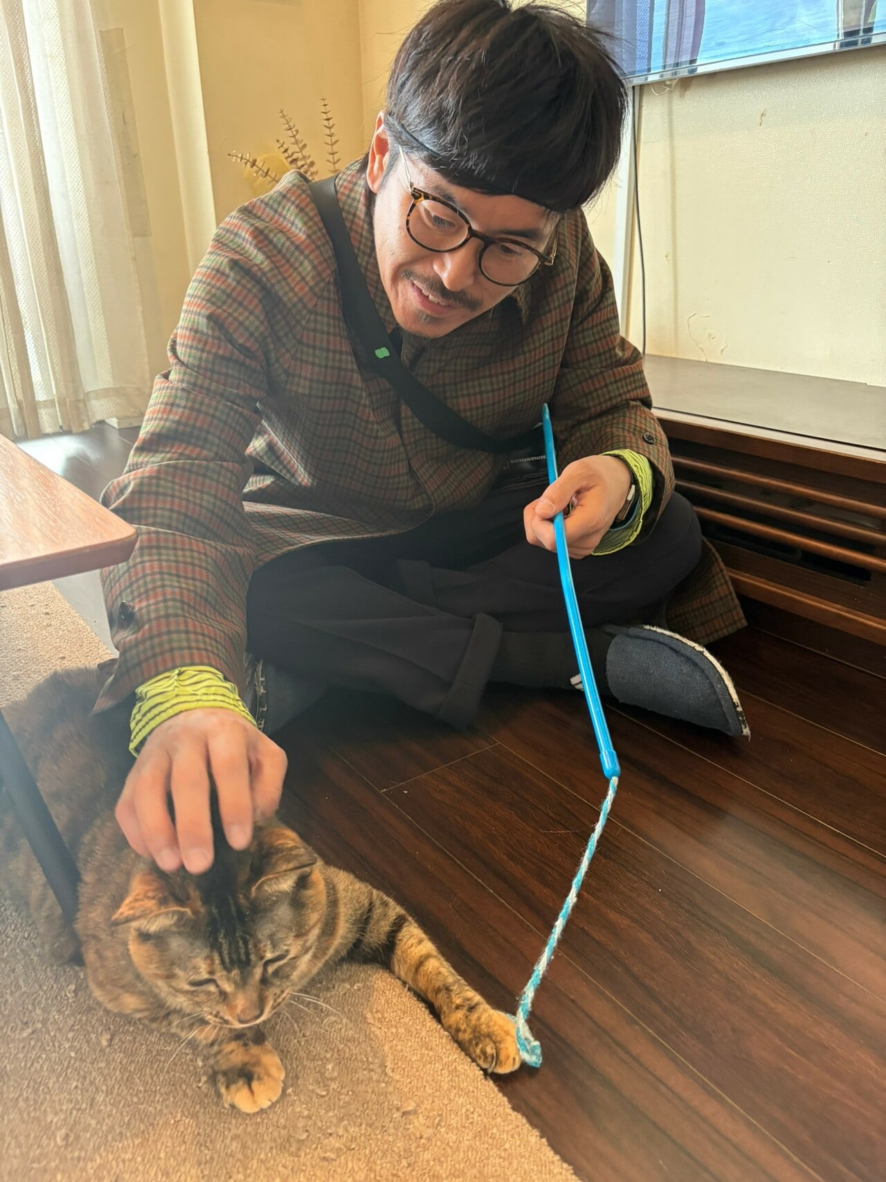 お笑いコンビしずるの純さんと愛猫のマロン。