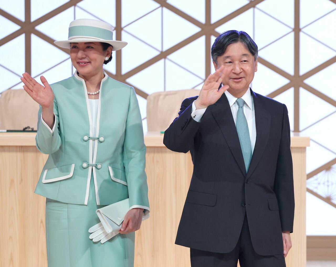 第74回全国植樹祭に出席し、会場で手を振られる天皇皇后両陛下　©時事通信社