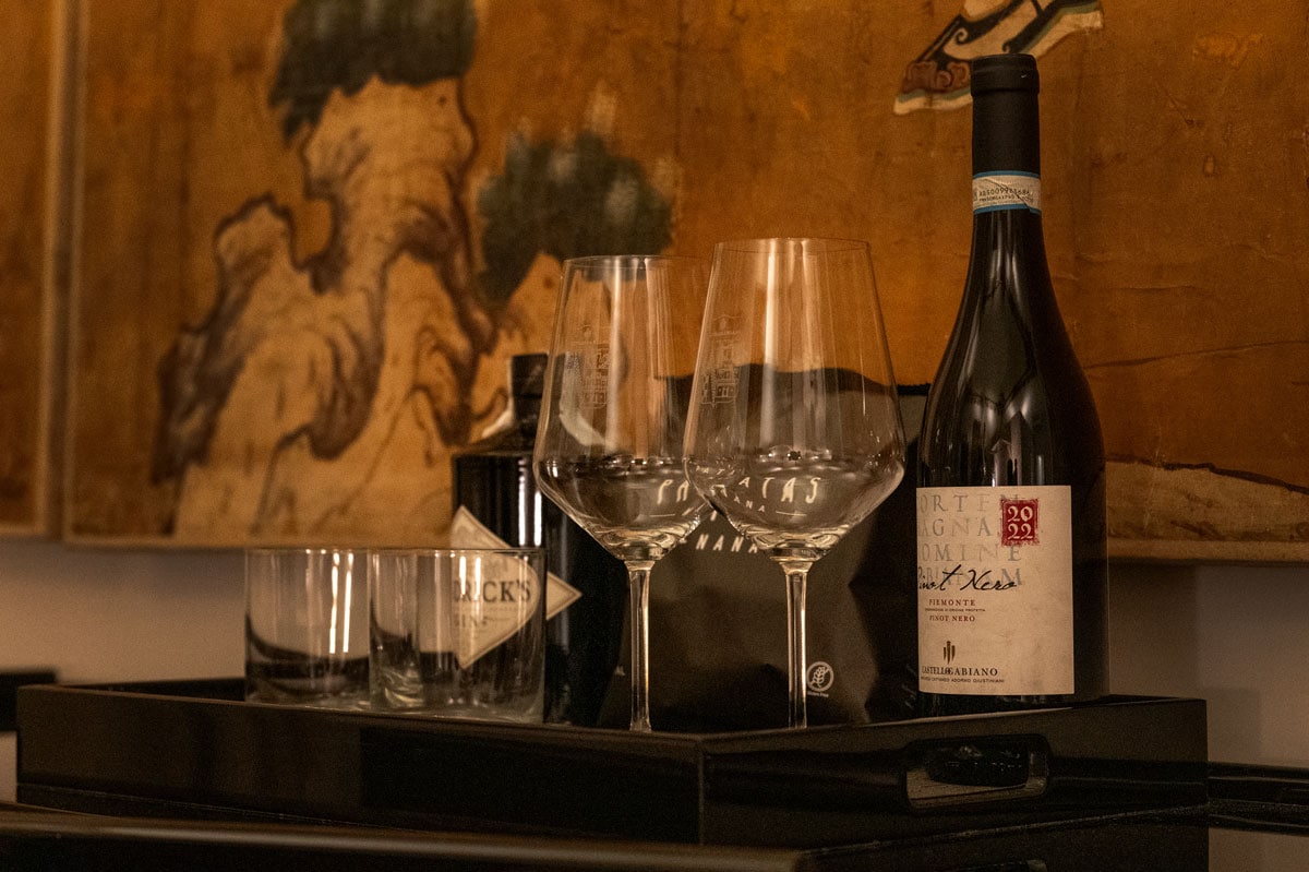 トスカーナの名ワイナリー、カステッロ・ディ・ガビアーノが手がけたワインやドリンクを楽しめるインルームバーも。