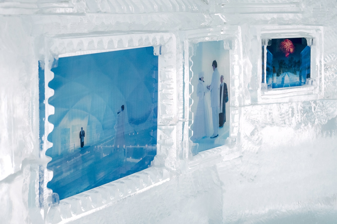 「氷の美術館」では、歴代の「氷の教会」の写真などを展示。