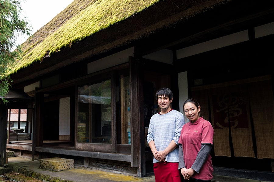 集落でも指折りの立派なかやぶき屋根。「ゆるり」は梅棹さんのお母さんがはじめ、現在は夫婦で暮らしながら切り盛り。