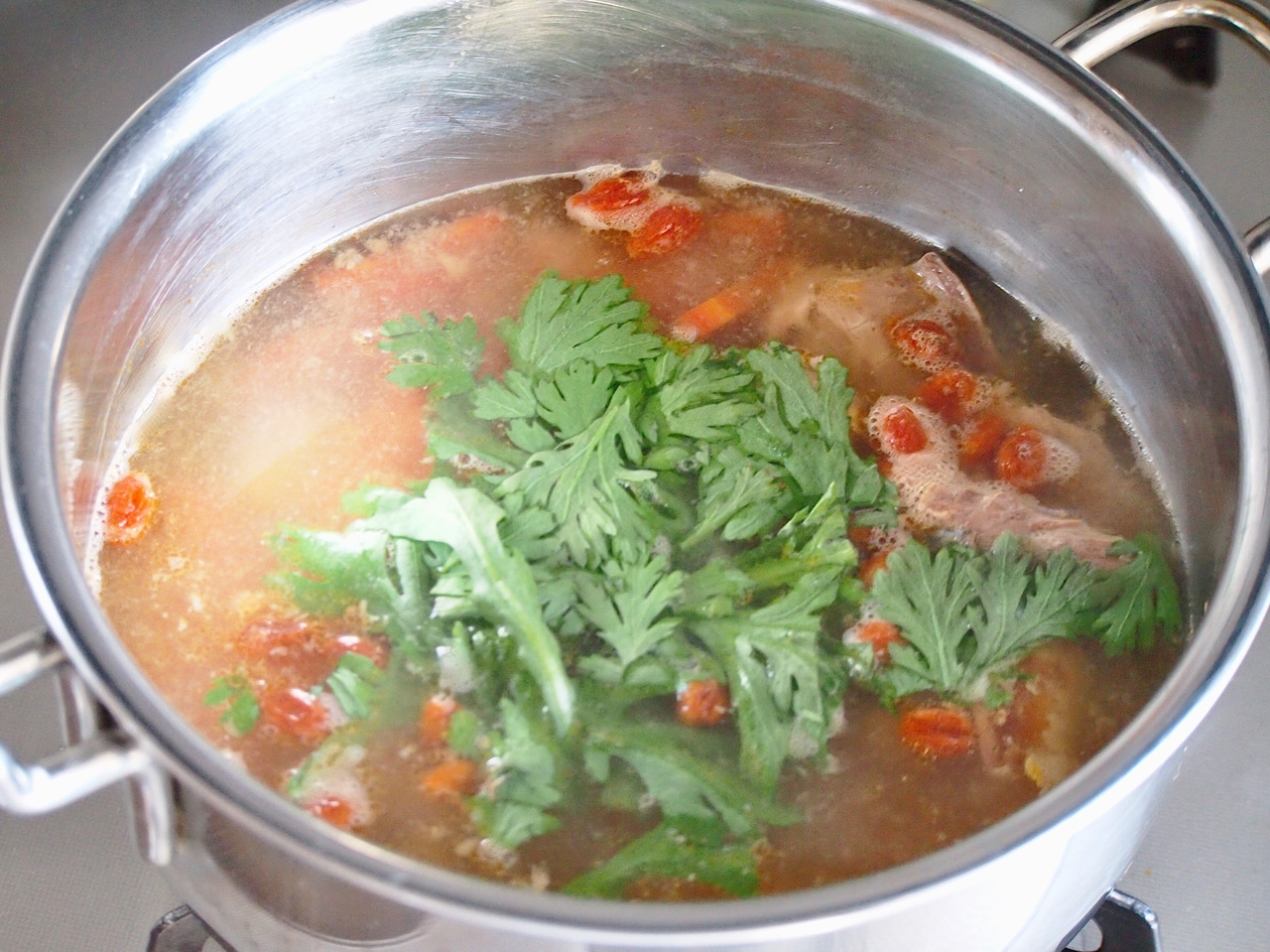 人参が煮えたら、春菊を入れ一煮立ちさせる。