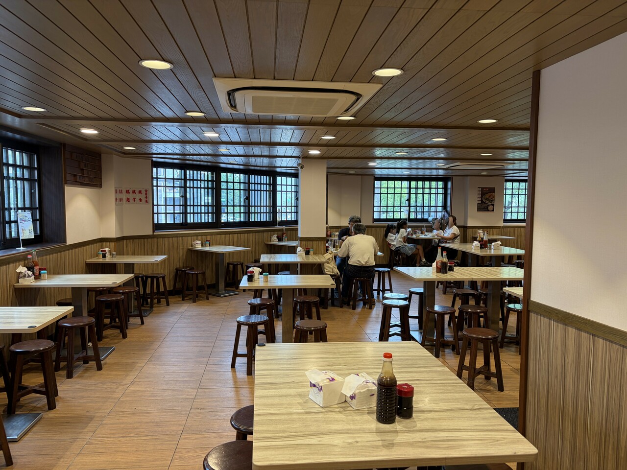 テーブルには調味料が用意されているので、好みに合わせて味の変化を楽しんでください。