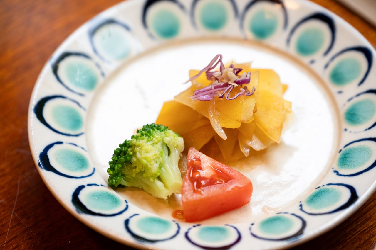 メニューは沖縄で取れる島野菜を中心に構成されている。