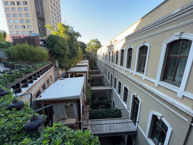 中庭側にプライベートカバナが付いている客室もある。