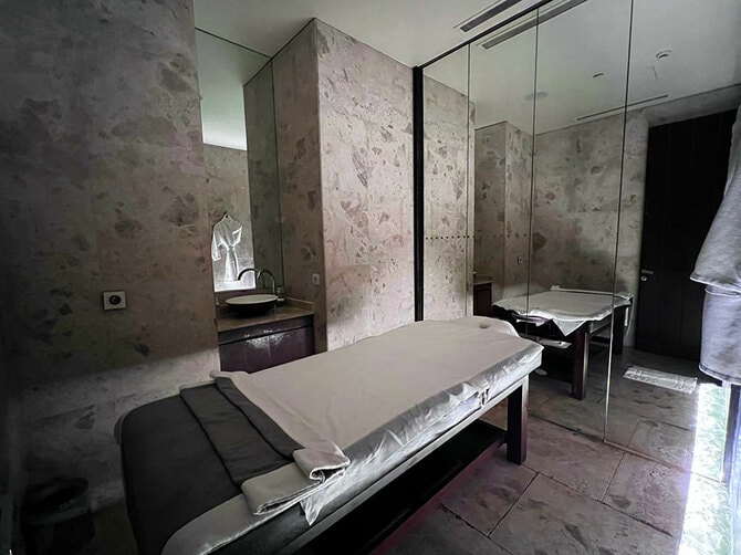 スパのマッサージルーム。モノクロ写真のようなスタイリッシュなインテリアだ。